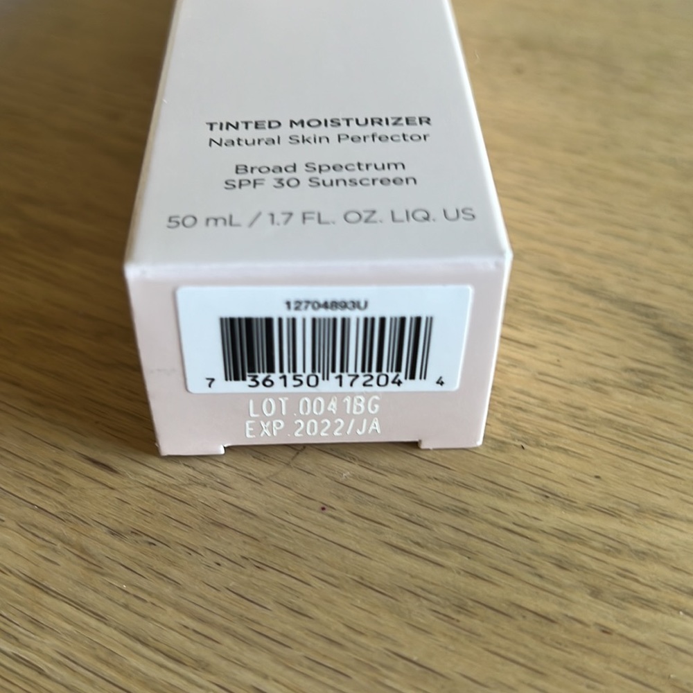 Laura Mercier Tinted Moisturizer Light Revealer Skin Illuminator 1W1 Porcelain - Picture 8 of 8